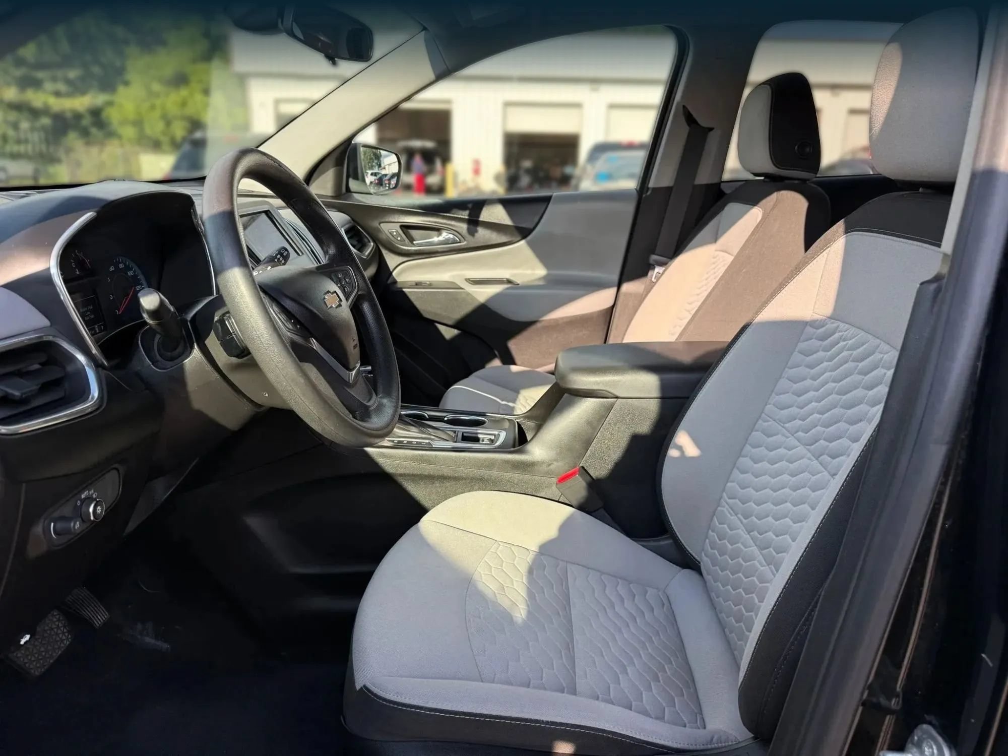 Used 2020 Chevrolet Equinox LS w/ LS Convenience Package AWD/4WD image 2