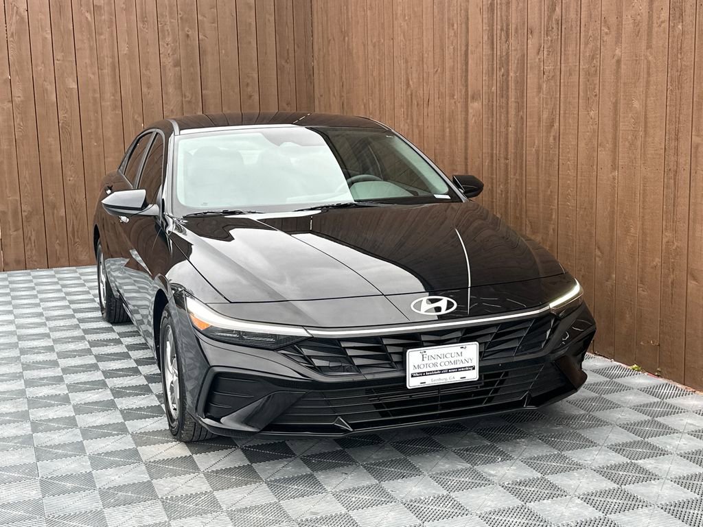 Used 2025 Hyundai Elantra SE w/ Cargo Package image 9