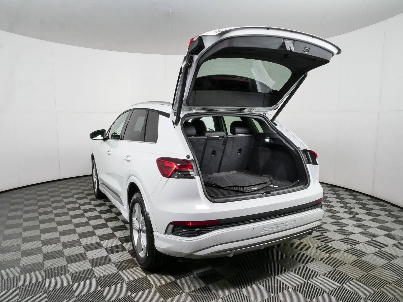 Used 2023 Audi Q4 e-tron Prestige AWD/4WD image 32