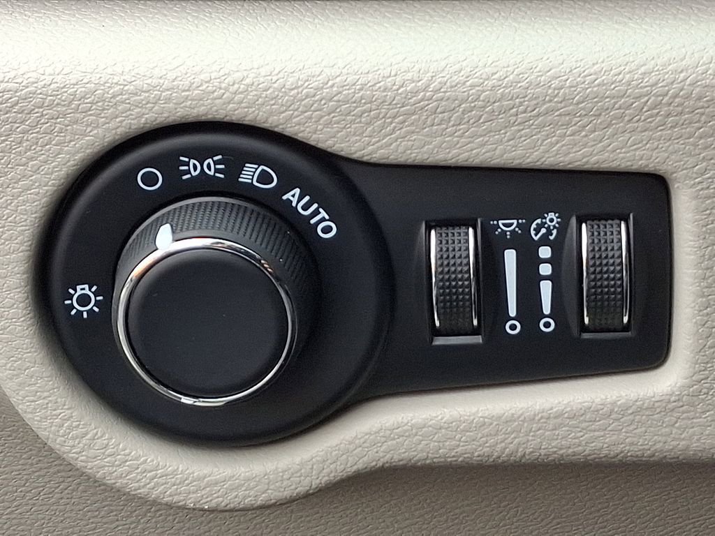 Used 2024 Chrysler Voyager LX image 24