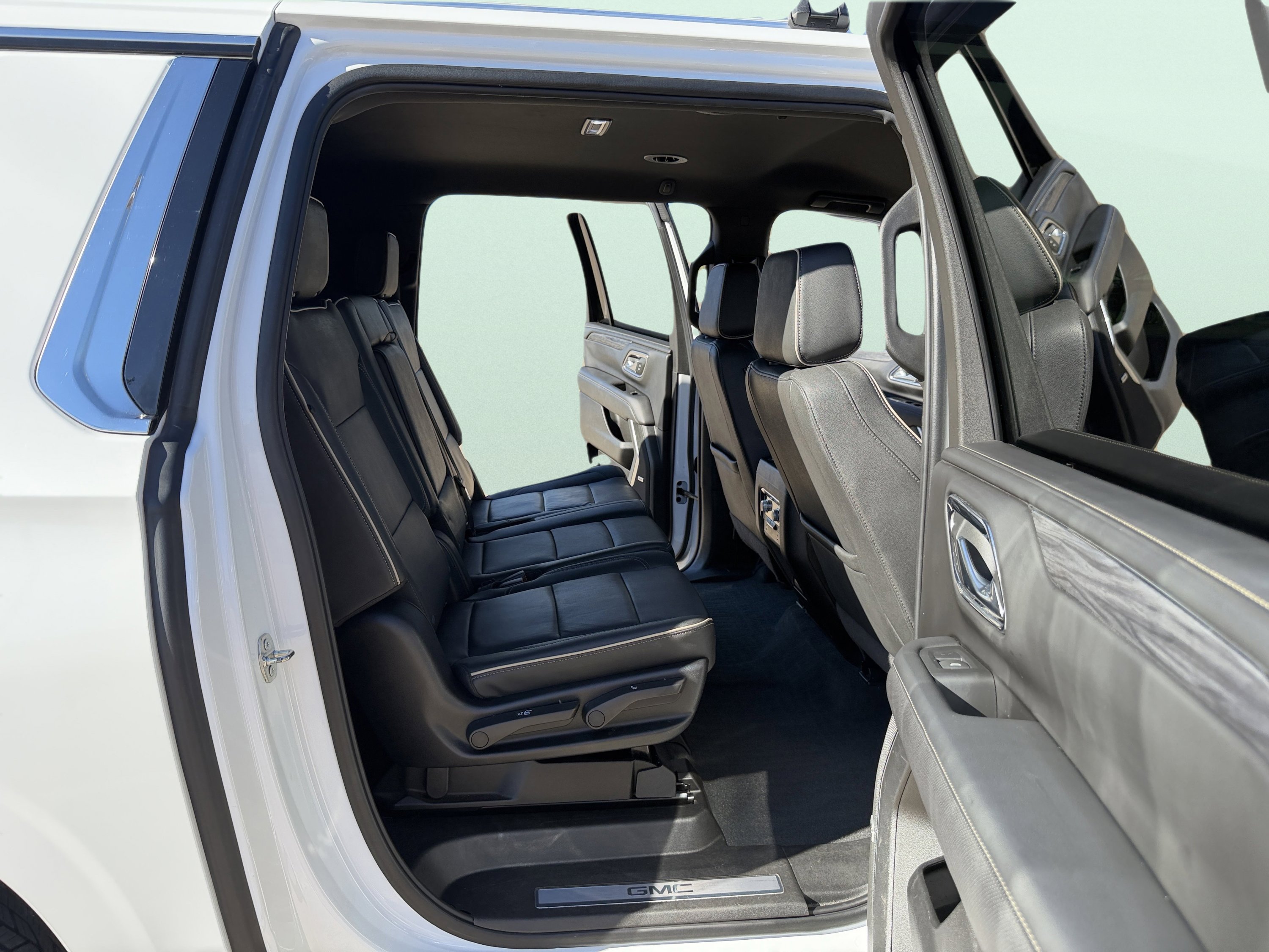Used 2022 GMC Yukon XL SLT w/ SLT Luxury Package RWD image 33