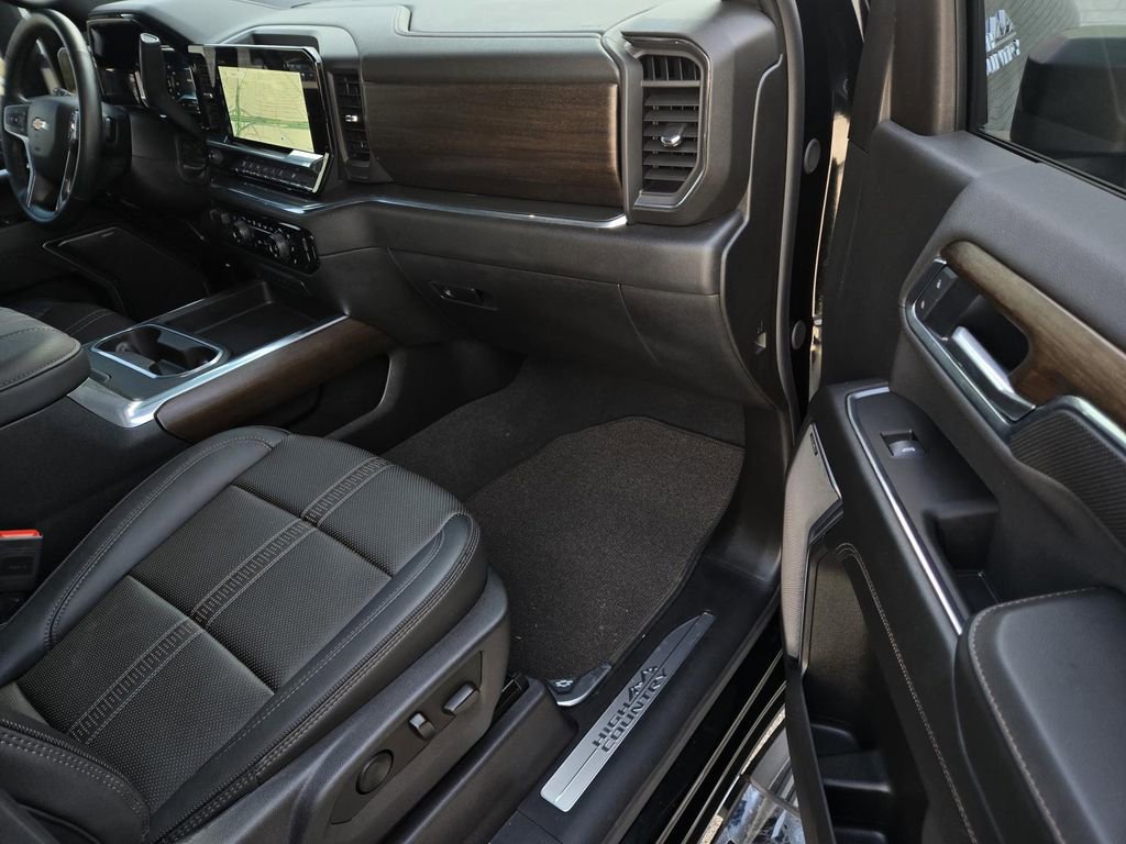 Used 2025 Chevrolet Silverado 3500 High Country w/ Technology Package image 7