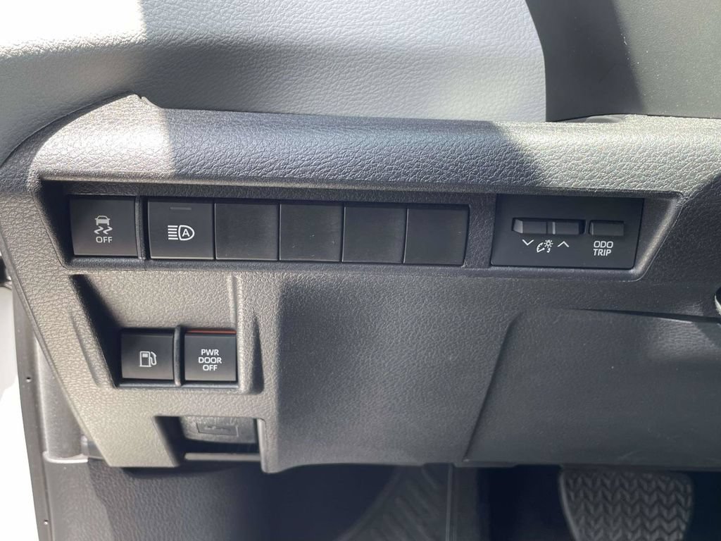 Used 2025 Toyota Sienna XLE FWD image 24