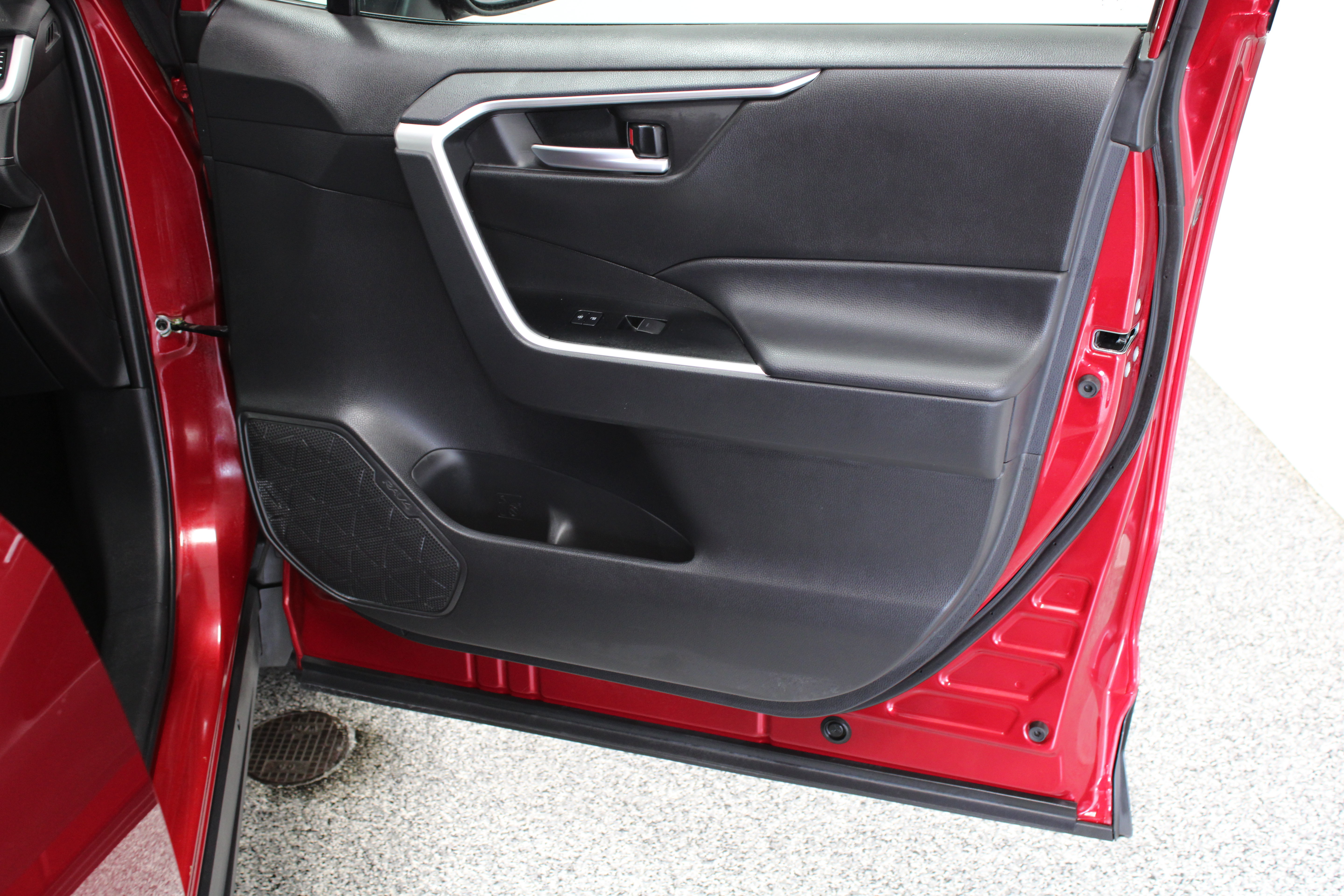 Used 2025 Toyota RAV4 XLE FWD image 34