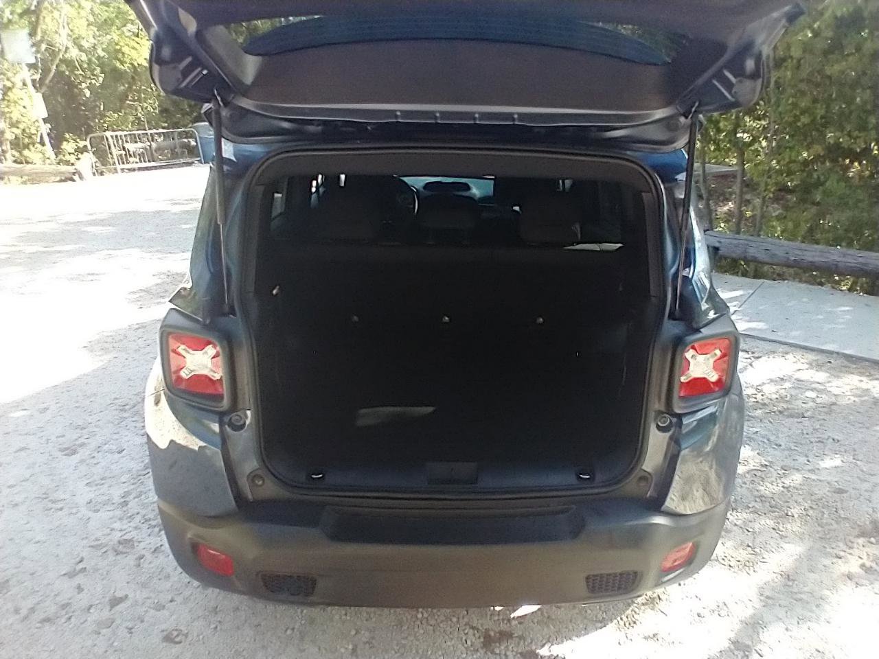 Used 2021 Jeep Renegade Latitude FWD image 8
