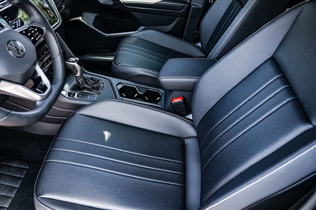 Used 2024 Volkswagen Tiguan SE R-Line image 11