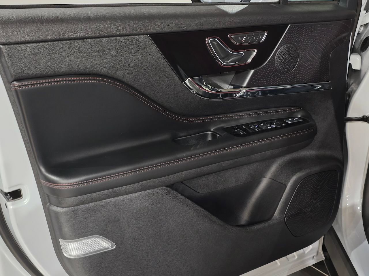 New 2025 Lincoln Corsair Reserve w/ Jet Appearance Package image 17