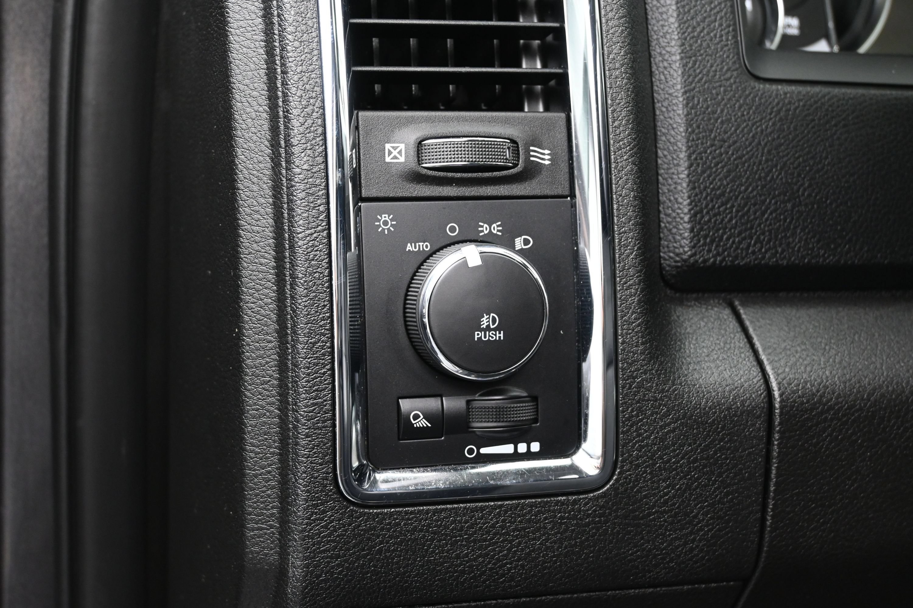 Used 2018 RAM 2500 Laramie w/ Snow Chief Group AWD/4WD image 23