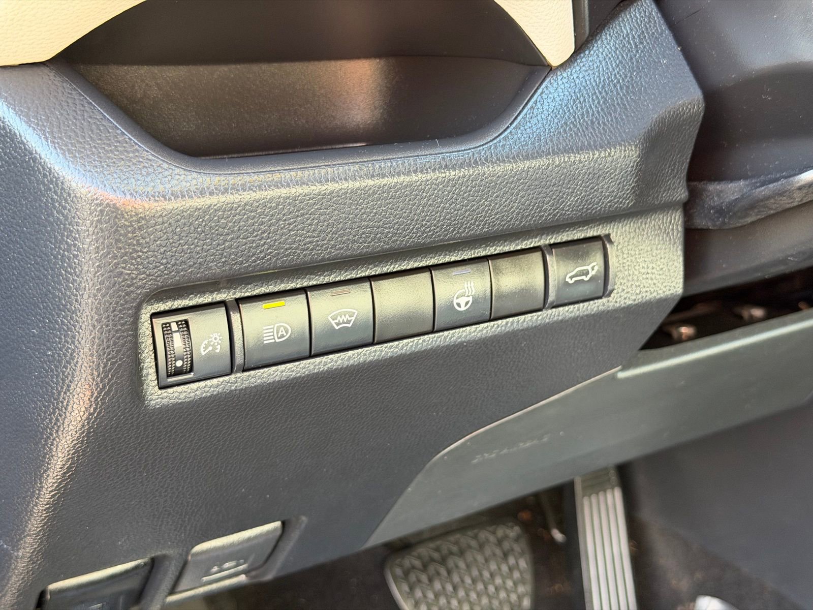 Used 2023 Toyota RAV4 XLE Premium image 17