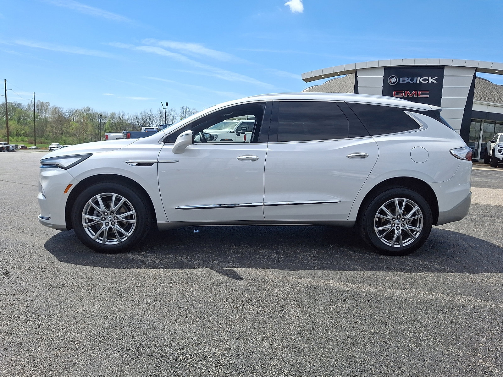 Used 2023 Buick Enclave Essence w/ Experience Buick Package image 5