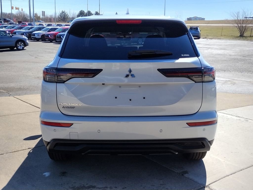 New 2026 Mitsubishi Outlander ES image 17