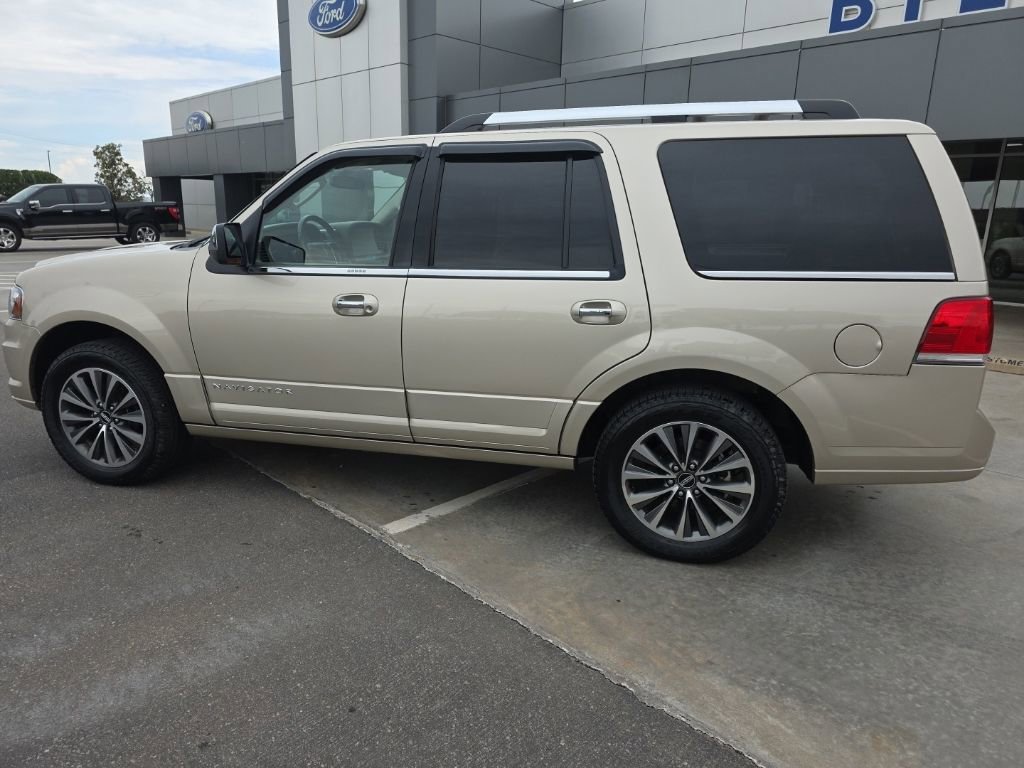 Used 2017 Lincoln Navigator Select RWD image 2