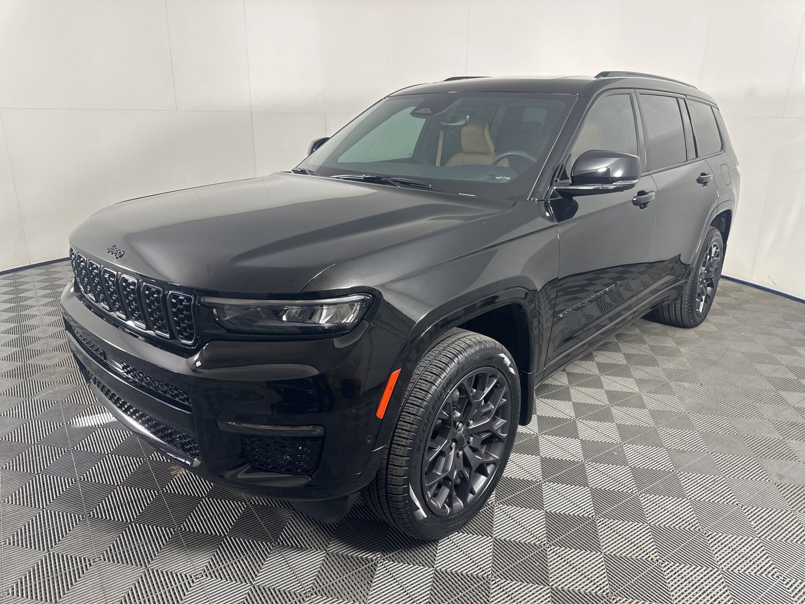 Used 2023 Jeep Grand Cherokee L Summit w/ High Altitude Package image 3