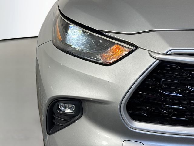 Used 2023 Toyota Highlander LE AWD/4WD image 3