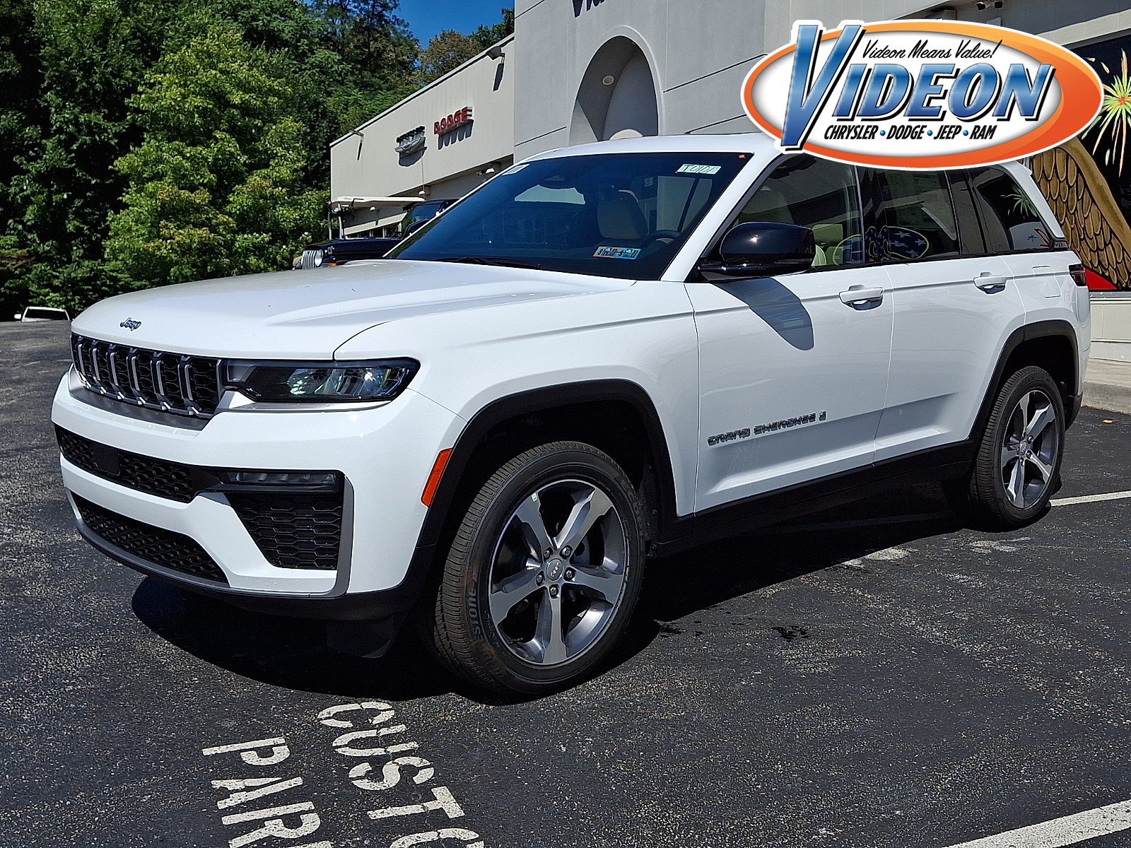 New 2026 Jeep Grand Cherokee Limited w/ Trailer Tow Package AWD/4WD image 1