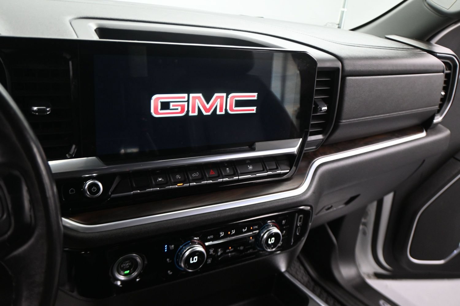 Used 2022 GMC Sierra 1500 SLT w/ SLT Convenience Package AWD/4WD image 22