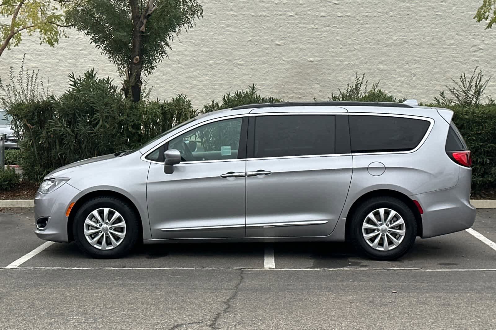 Used 2017 Chrysler Pacifica Touring-L image 5