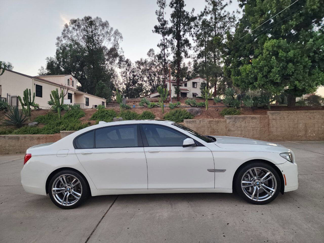 Used 2012 BMW 750Li w/ Driver Assistance Pkg image 7