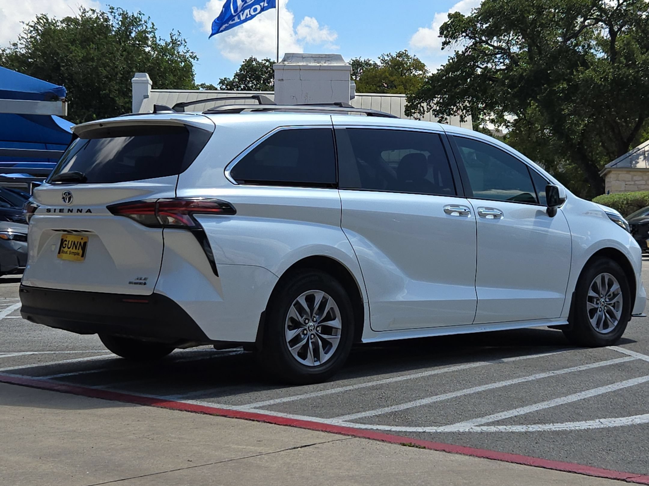 Used 2022 Toyota Sienna XLE FWD image 3