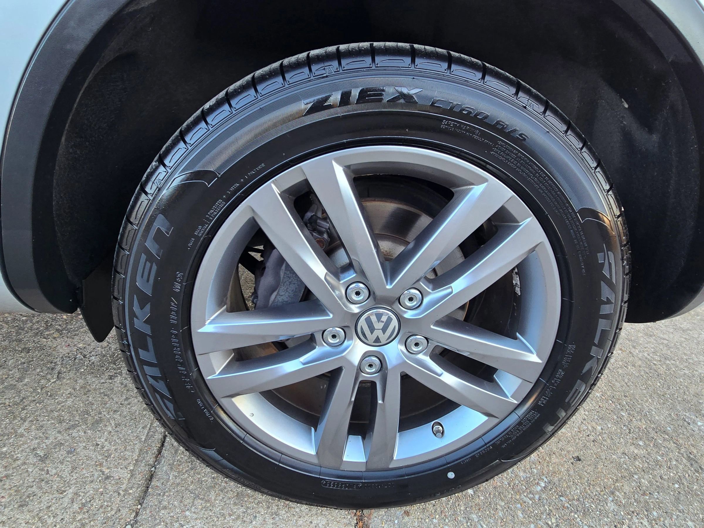 Used 2016 Volkswagen Touareg VR6 image 23