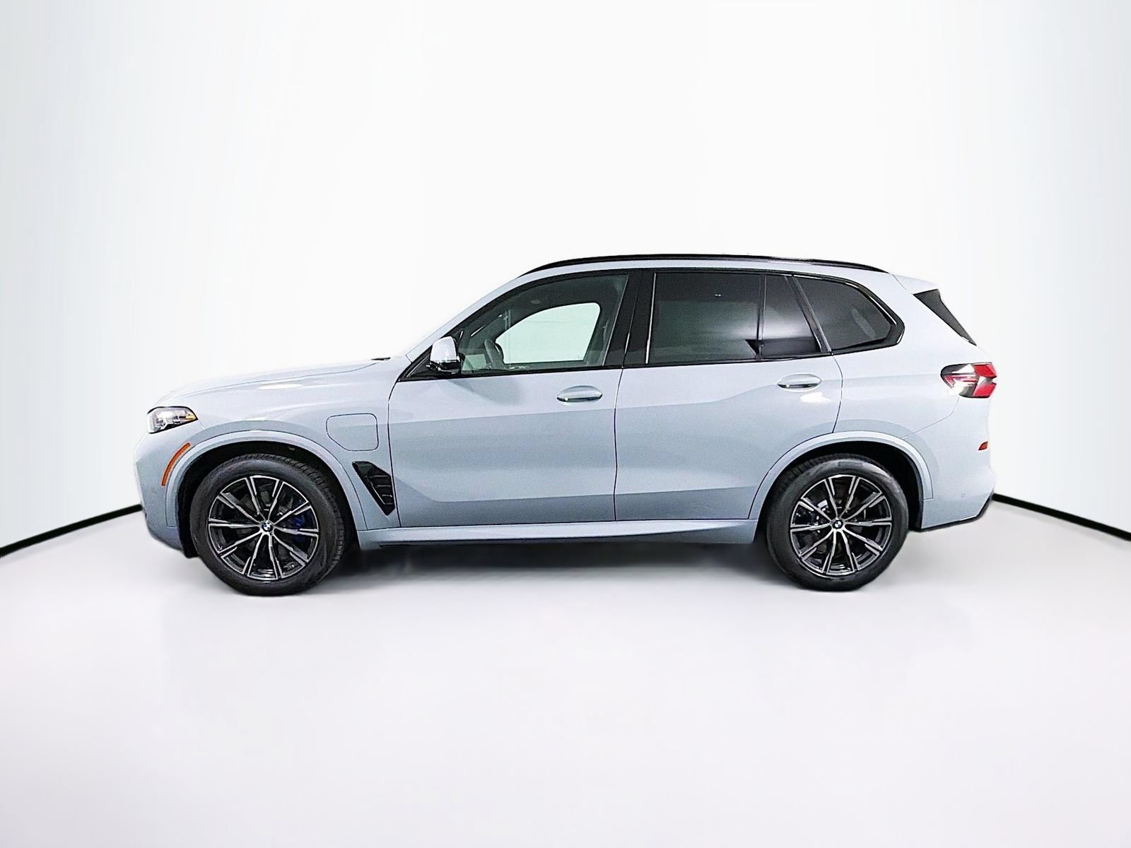 New 2026 BMW X5 xDrive50e w/ M Sport Package AWD/4WD image 4