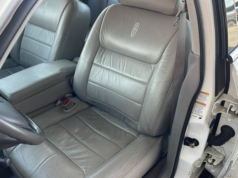 Used 1999 Lincoln Town Car Signature RWD image 25