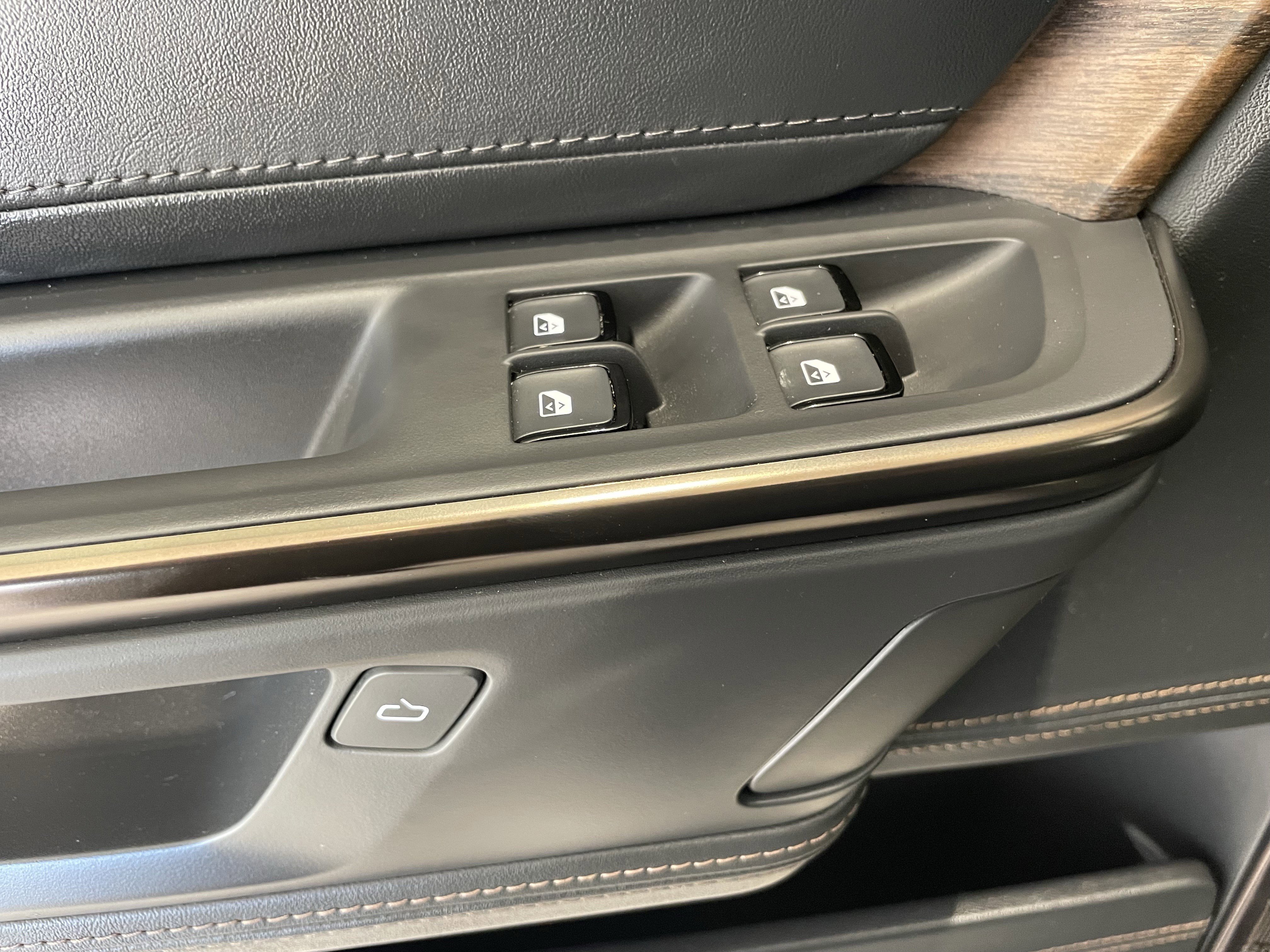 Used 2025 Rivian R1S Premium image 11