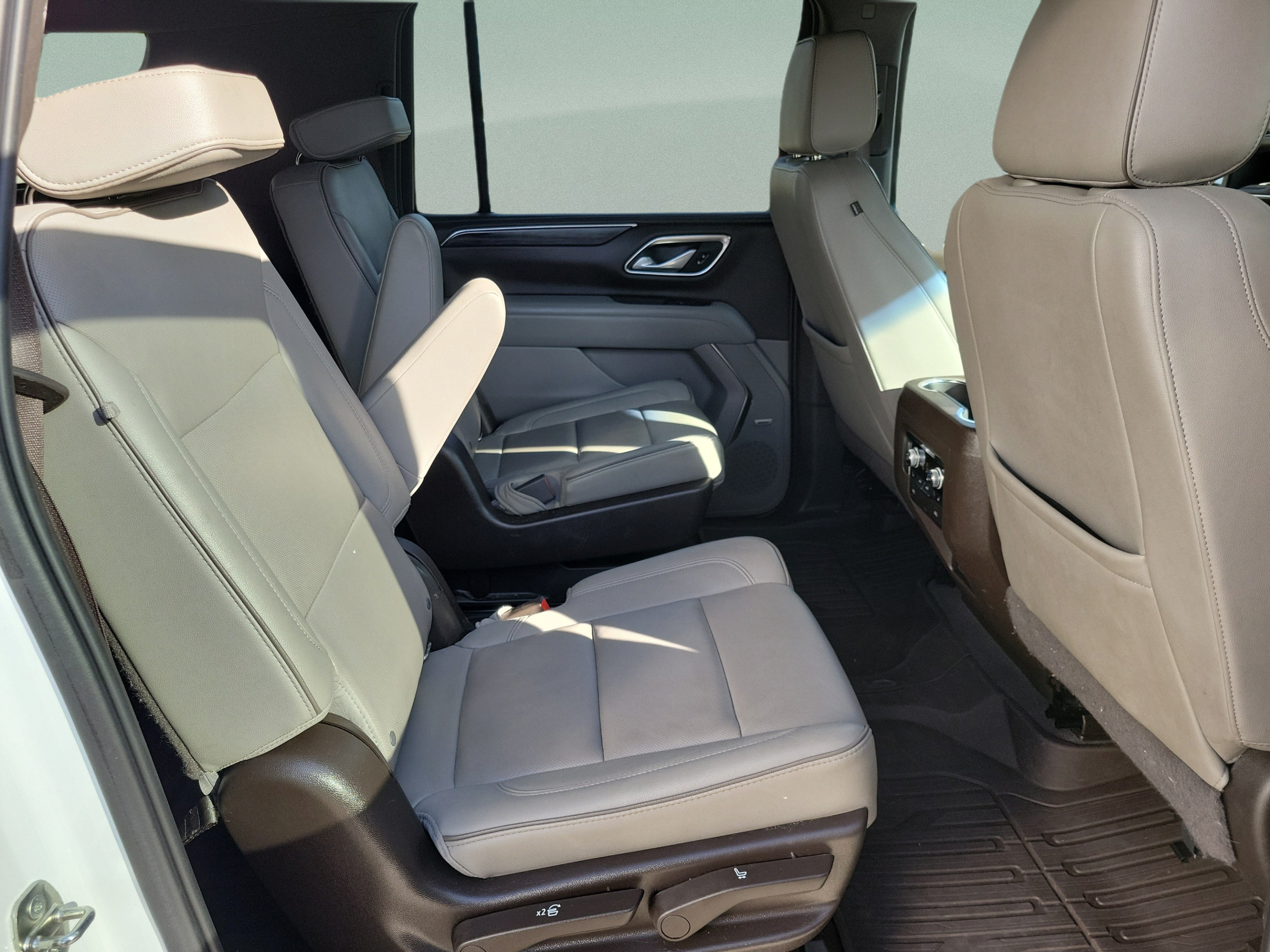 Used 2022 GMC Yukon XL SLT w/ SLT Luxury Package AWD/4WD image 28