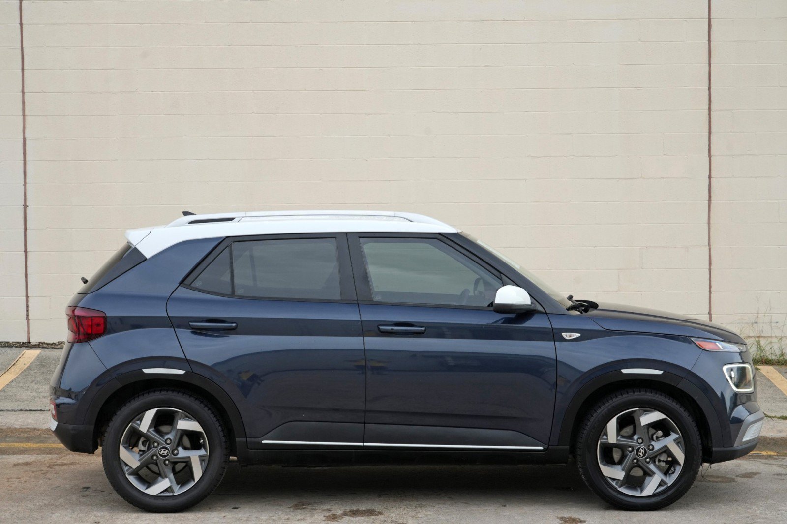 Used 2022 Hyundai Venue Limited FWD image 48