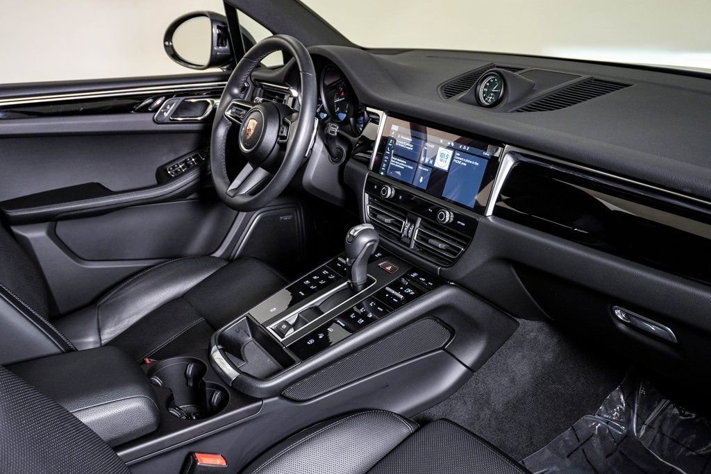 Certified 2025 Porsche Macan image 14