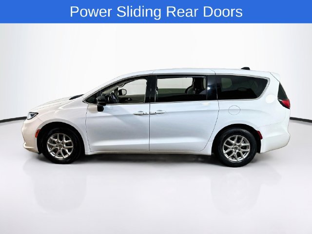 Used 2024 Chrysler Pacifica Touring-L FWD image 5