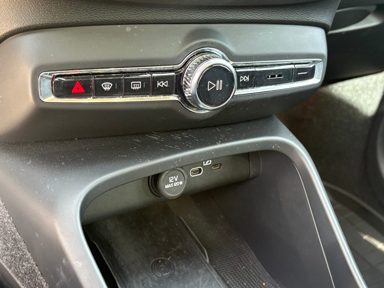 Certified 2023 Volvo XC40 B5 Ultimate w/ Protection Package Premier image 21