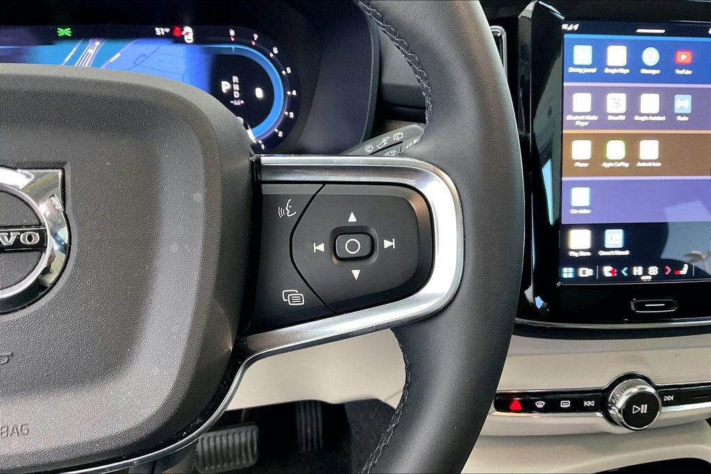 Used 2023 Volvo XC40 B5 Plus w/ Protection Package Premier image 28