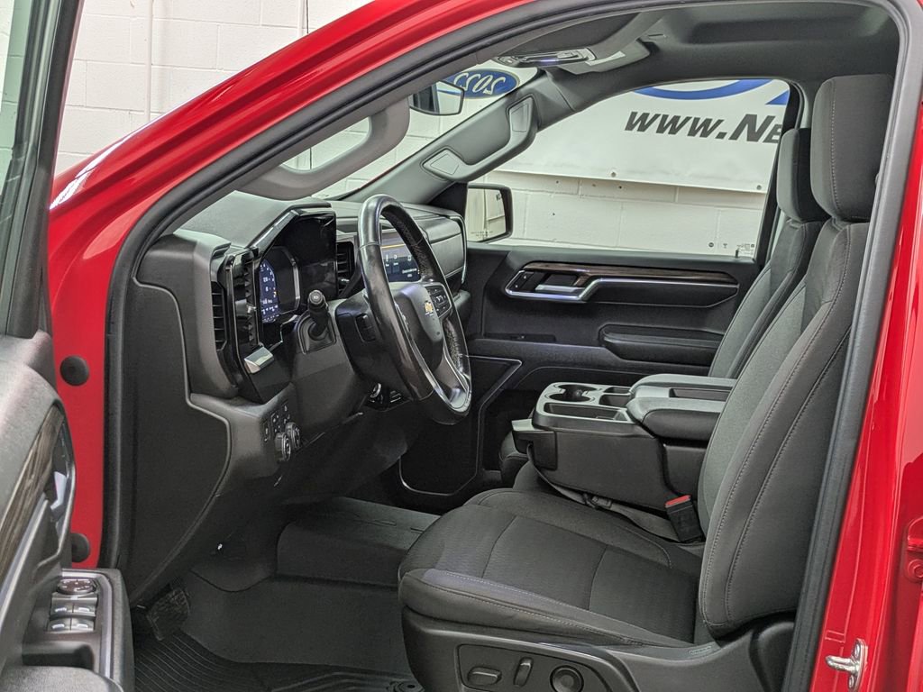 Used 2022 Chevrolet Silverado 1500 LT AWD/4WD image 5