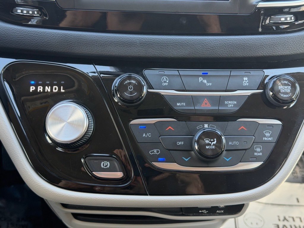 Used 2018 Chrysler Pacifica Touring-L FWD image 17