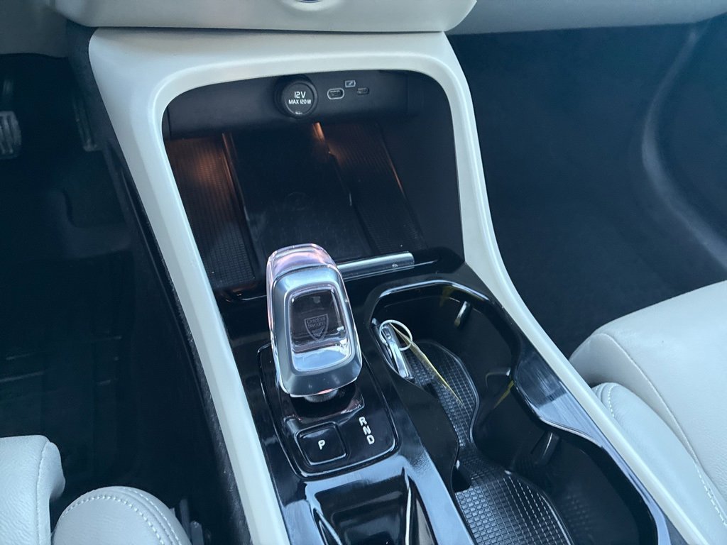 Certified 2023 Volvo XC40 B5 Plus w/ Climate Package image 8