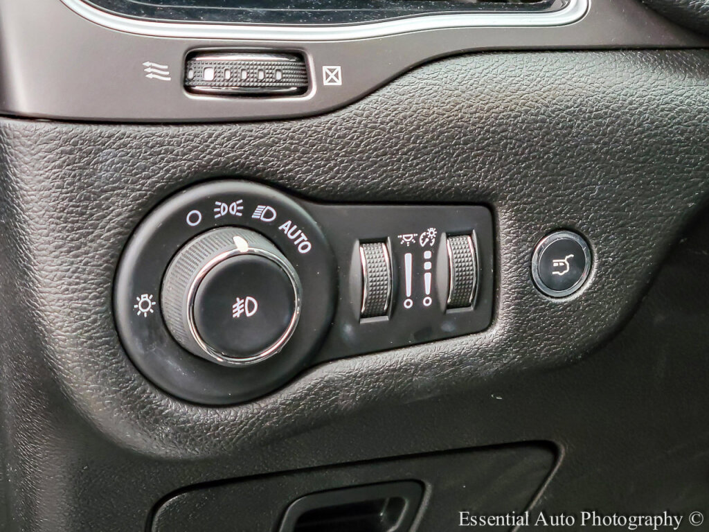 Used 2019 Jeep Cherokee Limited image 16