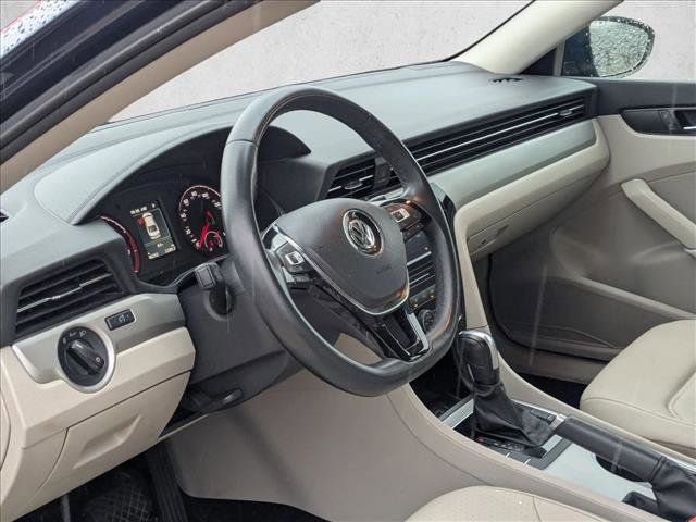 Used 2021 Volkswagen Passat 2.0T SE w/ Luggage Net & Mats Package image 9