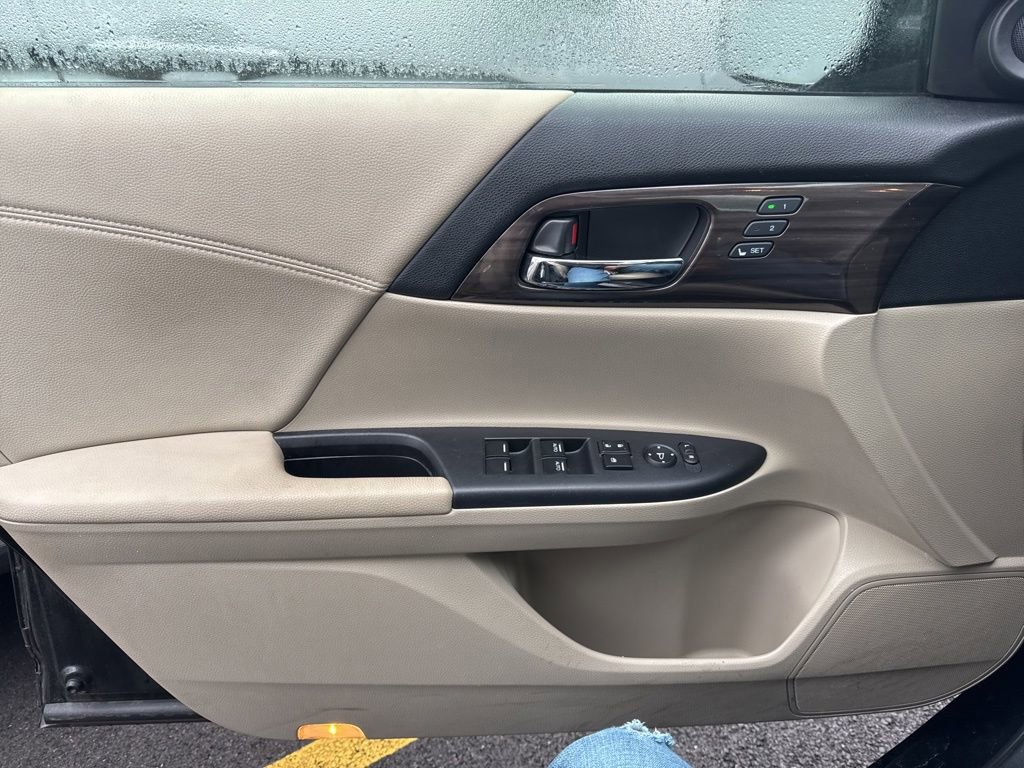 Used 2017 Honda Accord EX-L image 9