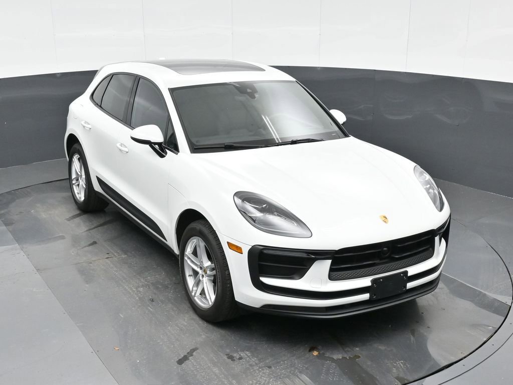 Certified 2025 Porsche Macan AWD/4WD image 32