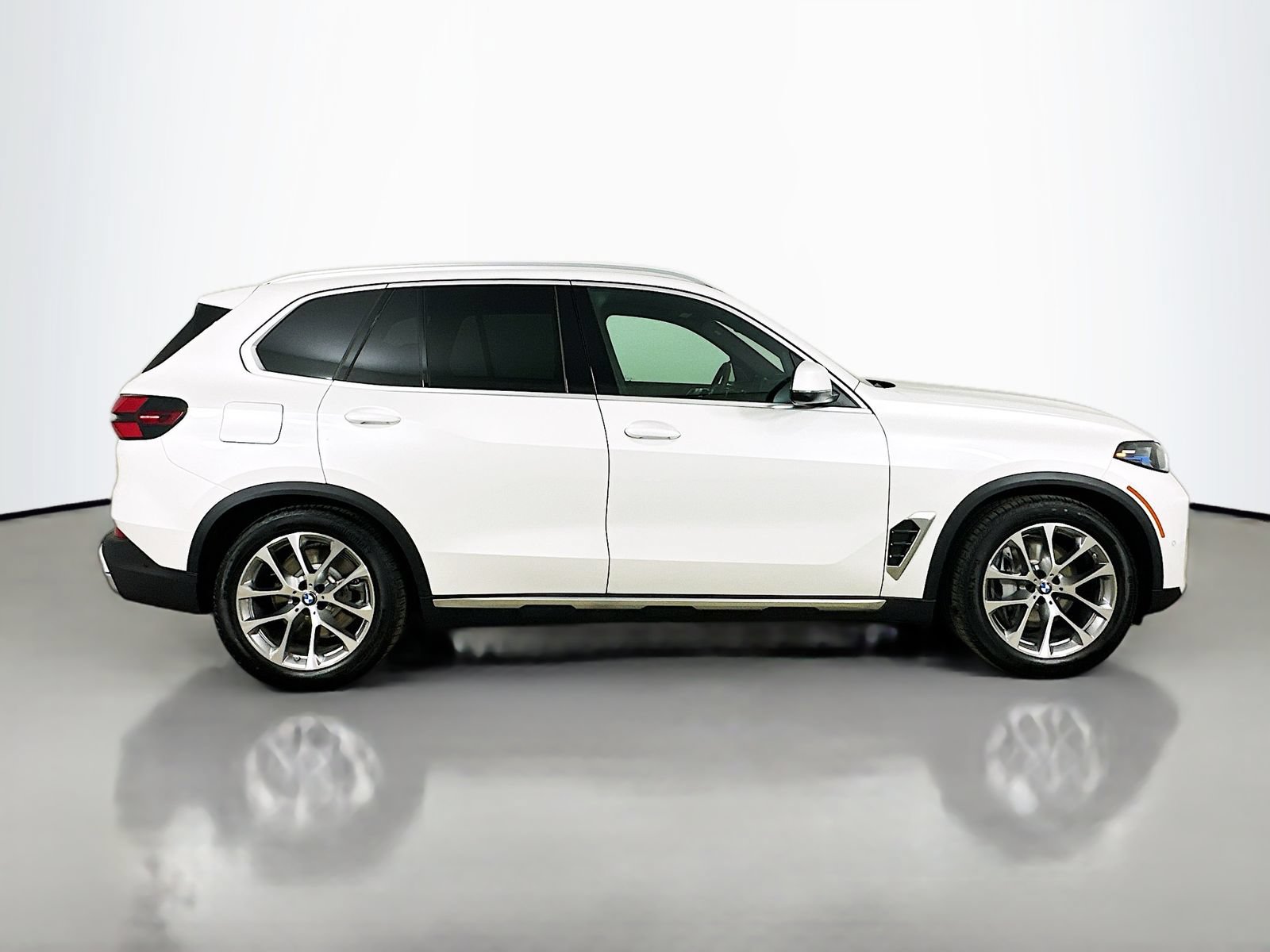 New 2026 BMW X5 xDrive50e w/ Premium Package AWD/4WD image 4