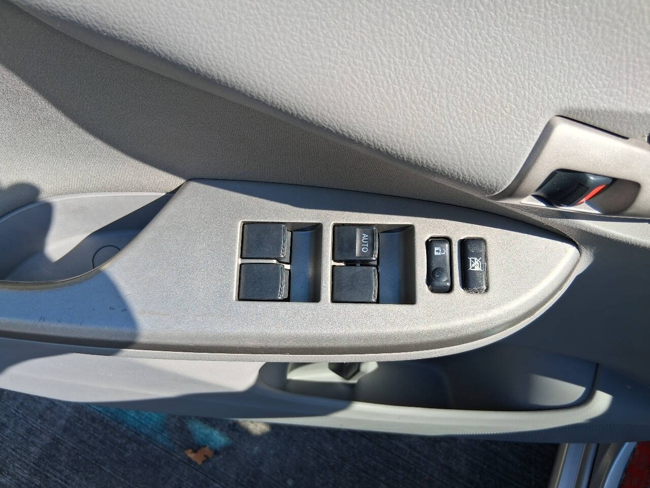 Used 2010 Toyota Corolla LE FWD image 27