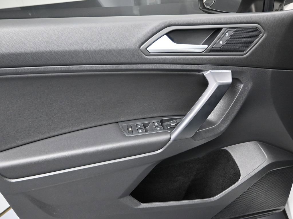 Used 2021 Volkswagen Tiguan SE w/ Panoramic Sunroof Package image 12