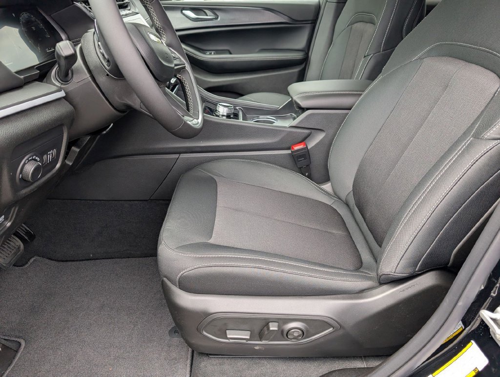 New 2026 Jeep Grand Cherokee Laredo AWD/4WD image 11