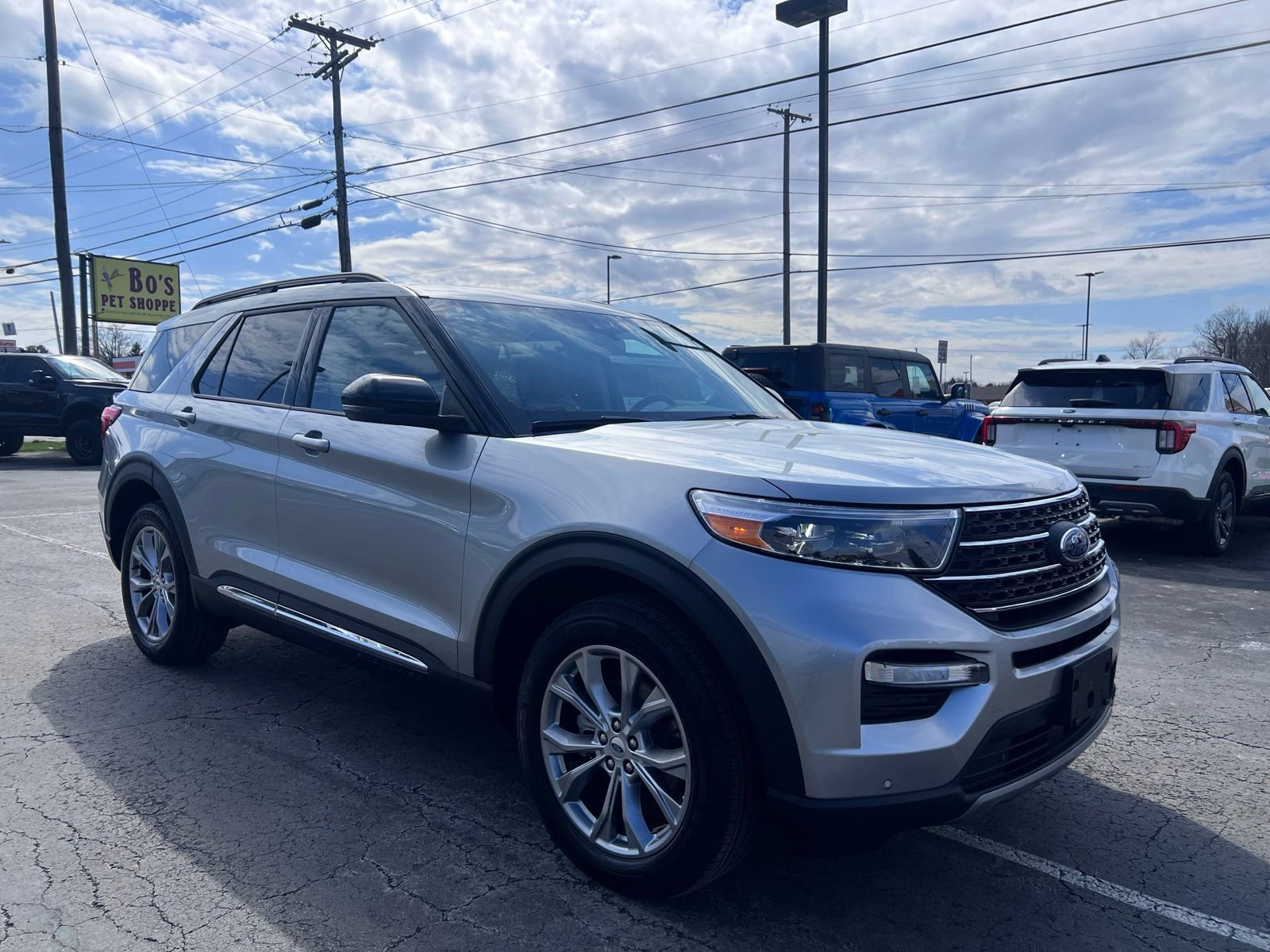 Used 2024 Ford Explorer XLT w/ Equipment Group 202A AWD/4WD image 9