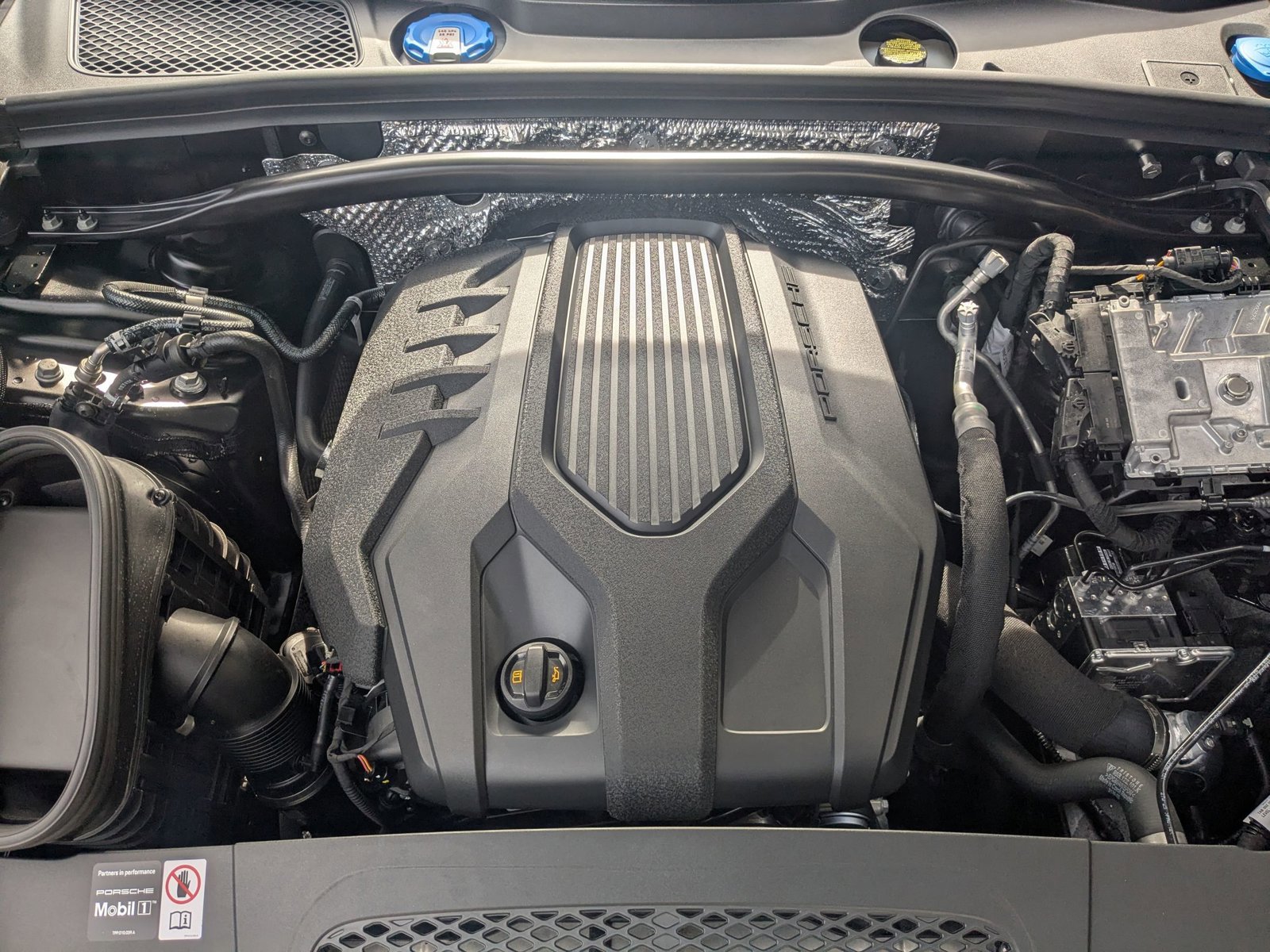 Certified 2026 Porsche Macan Turbo AWD/4WD image 29