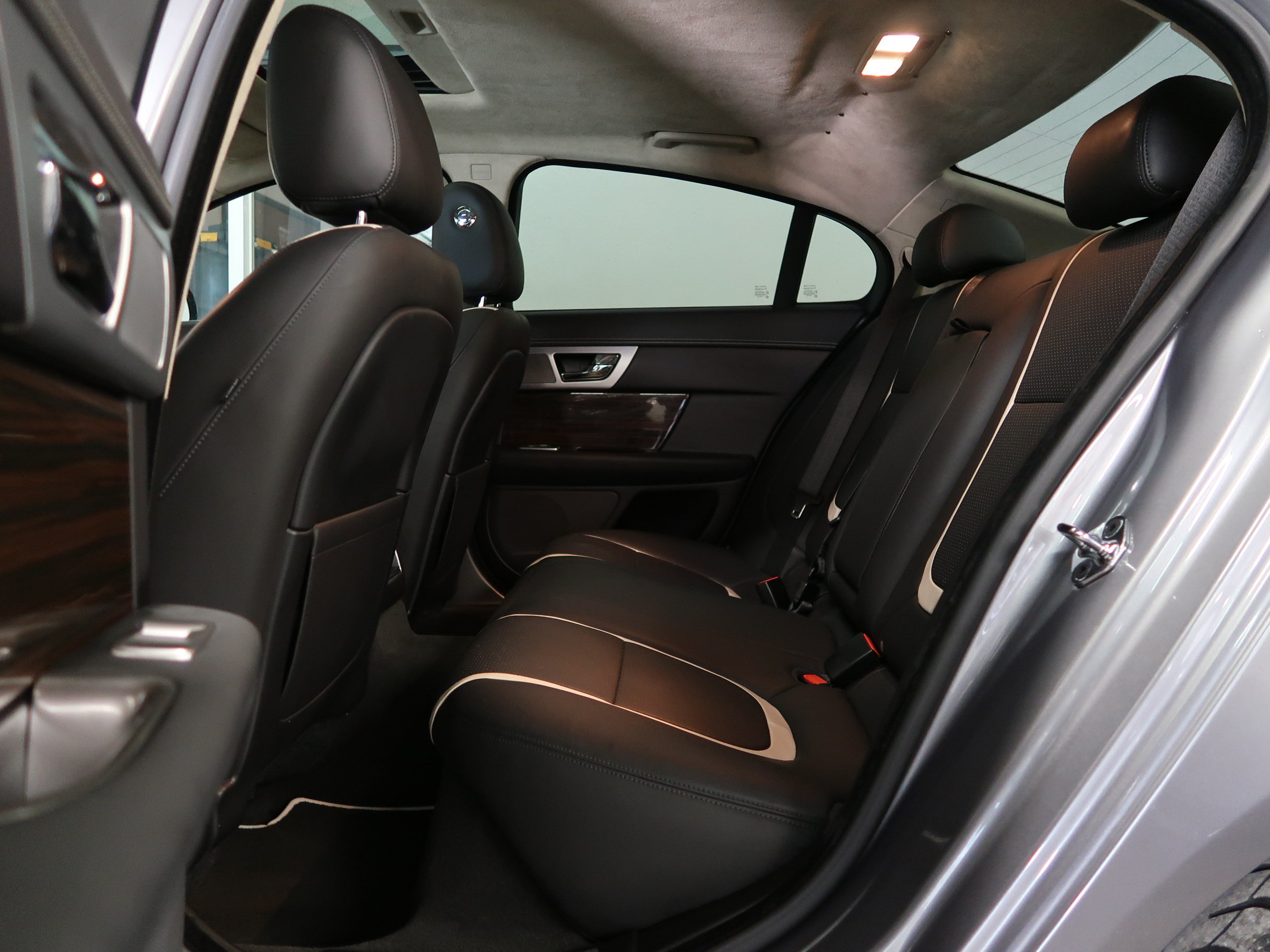 Used 2012 Jaguar XF Portfolio RWD image 33