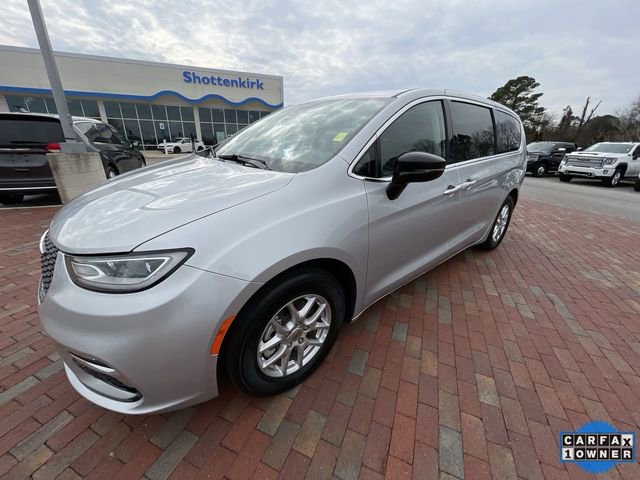 Used 2024 Chrysler Pacifica Touring-L image 30