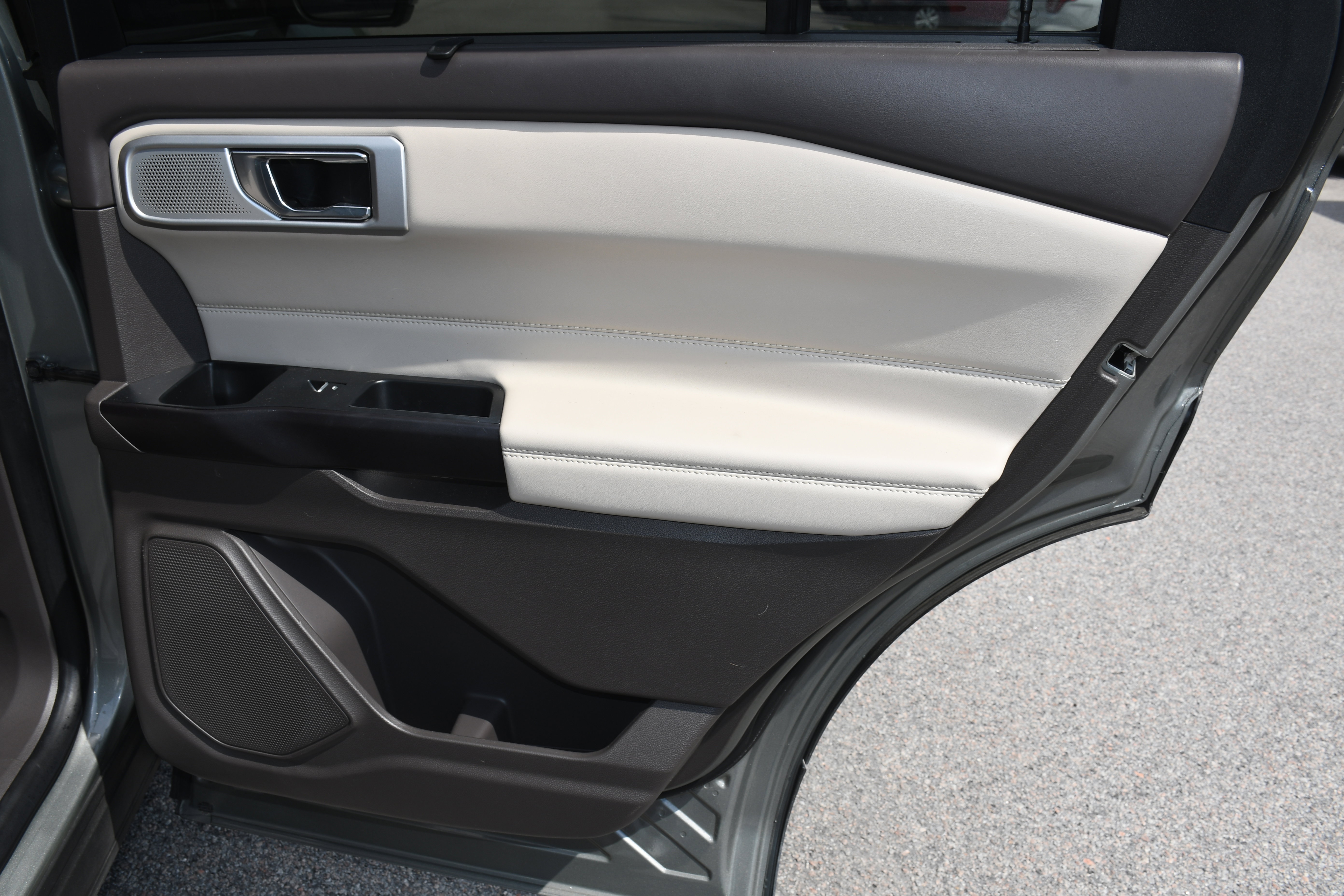 Used 2020 Ford Explorer Platinum w/ Premium Technology Package image 22