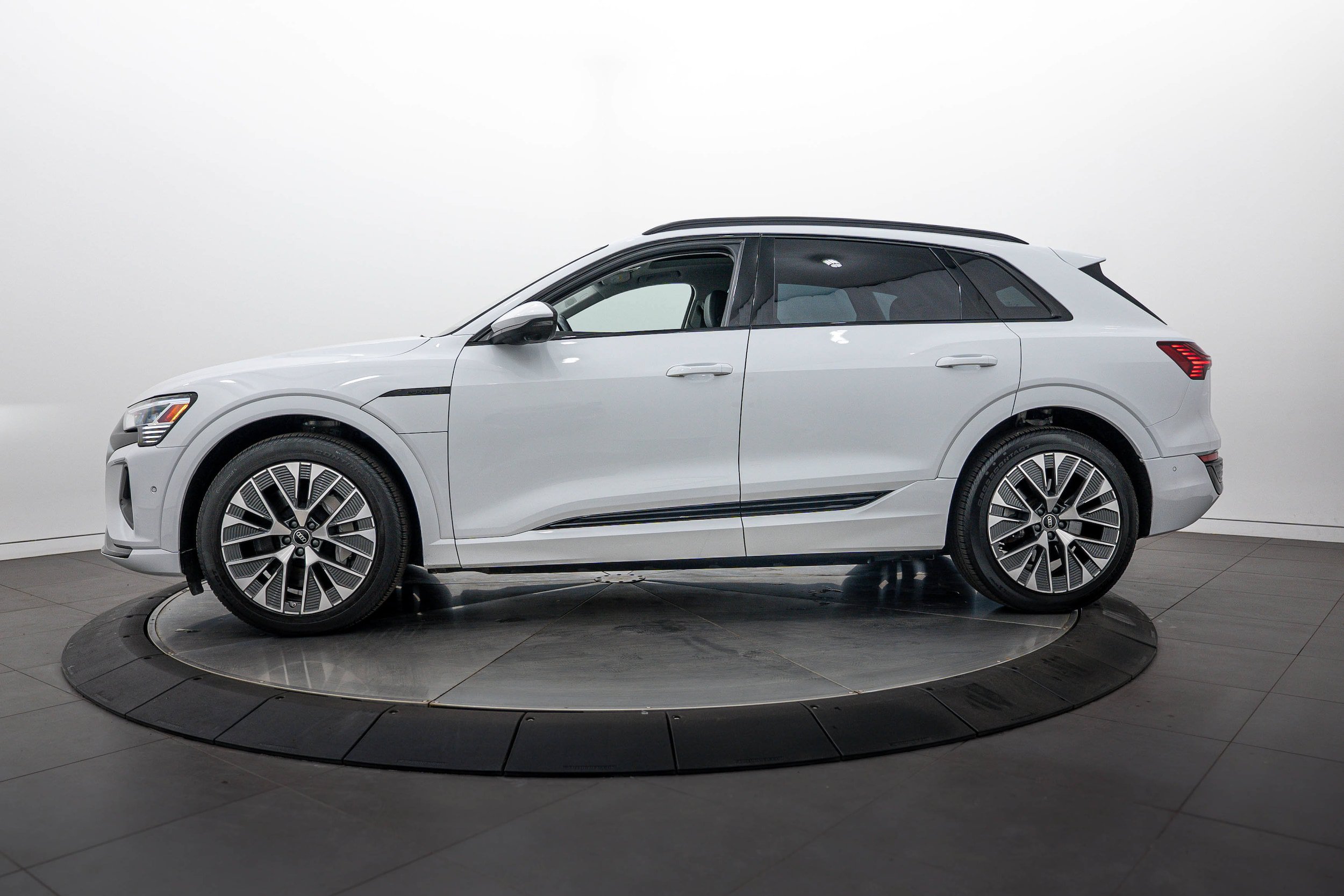 Certified 2024 Audi Q8 e-tron Premium Plus AWD/4WD image 6